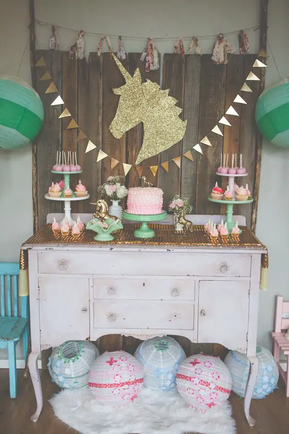 Coloque as serpentinas e balões por toda a sala em tons pastel Unifying como rosa, lavanda, azul e branco.
